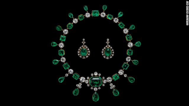 In 1806 Napoleon Bonaparte gave his adopted daughter this stunning necklace and earring parure to celebrate her wedding, sparking a new trend for emerald jewelry among the high society. The emeralds are open-backed, allowing more light to pass through them. 