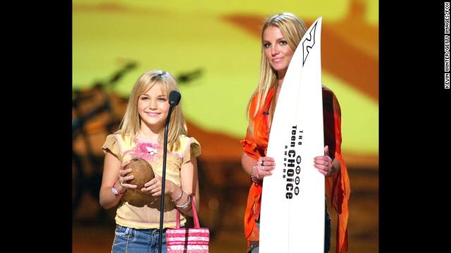 Britney Spears and her younger sister Jamie Lynn Spears at The Teen Choice Awards 2002 at the Universal Amphitheatre in Los Angeles, California.