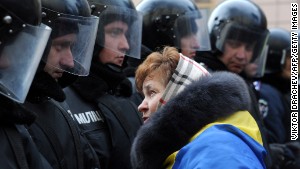131203185147-ukraine-police-confront-story-body.jpg