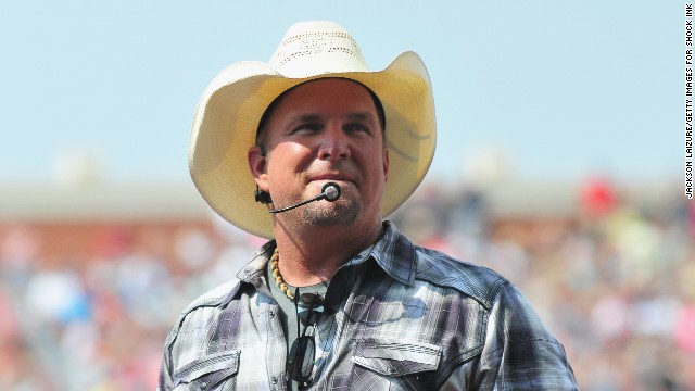 Garth Brooks announces a new tour, and more news to note