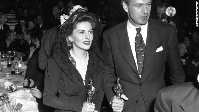 Fontaine holds her Oscar at the awards show in February 1942.