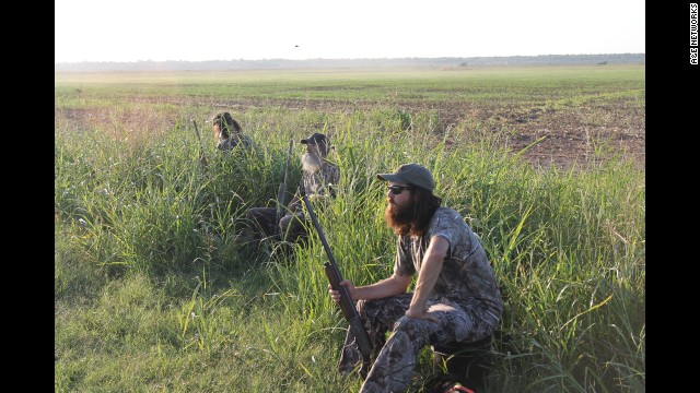 Phil, Si and Jase go dove hunting.