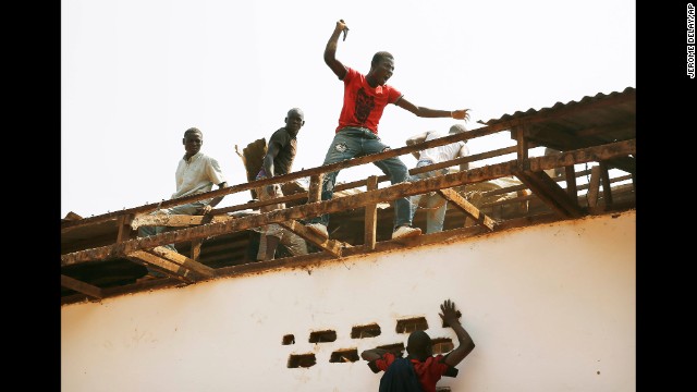 Christian men tear off pieces of the Gobango Mosque in Bangui on December 20.