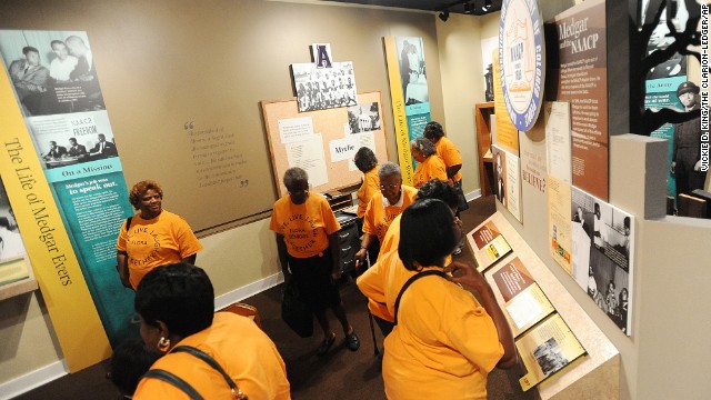 The site of Jackson's first school for African-American children in 1894, the <a href='http://www.city.jackson.ms.us/index.aspx?nid=143' target='_blank'>Smith Robertson Museum and Cultural Center </a>focuses on the African-American experience in the Deep South. Permanent exhibits include a gallery on civil rights and Mississippi's historically black colleges and universities. The museum also holds a Smithsonian exhibition, "Field to Factory: The Afro-American Migration, 1915-1940," which documents the migration of many African- Americans from the rural South to the urban North. <!-- --> </br>