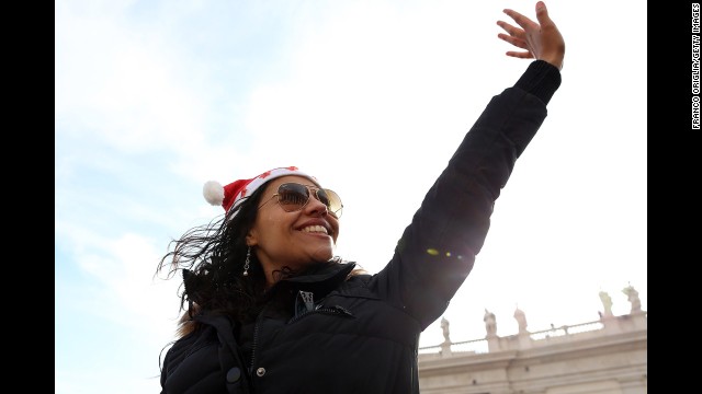 Faithful gather in St. Peter's Square for the Christmas tradition of the Urbi et Orbi blessing.