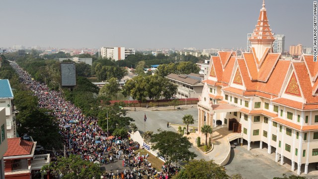 Garment workers protest in front of the Ministry of Labor on December 30, 2013 in Phnom Penh.