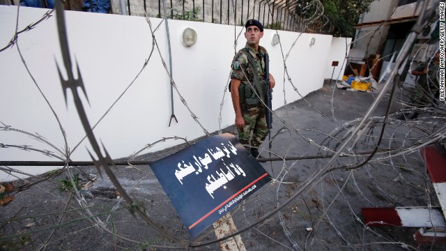 Esta foto de arquivo mostra soldados libaneses bloqueando uma estrada que leva para a embaixada dos EUA em Beirute no ano passado.