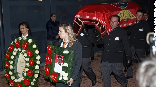 Eusebio's coffin was taken to Benfica's stadium where fans gathered to pay their last respects. One of Eusebio's wishes was to have his body taken around the stadium so that supporters could say goodbye.