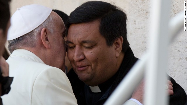 El papa Francisco invita a un sacerdote amigo a dar un paseo en el papamóvil