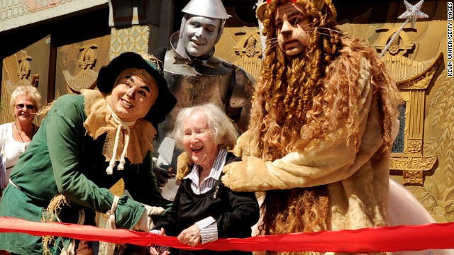 <a href='http://www.cnn.com/2014/01/17/showbiz/celebrity-news-gossip/wizard-of-oz-munchkin-duccini-dies/index.html' target='_blank'>Ruth Robinson Duccini</a>, who played one of the Munchkins in the 1939 classic "The Wizard of Oz," died on January 16. She was 95. 