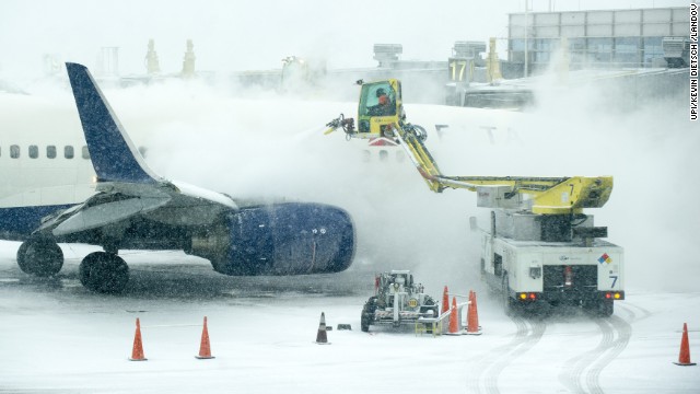 La nieve está arruinando los viajes aéreos de muchos en EE.UU.