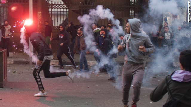 Egyptian anti-military protesters, mostly supporters of ousted Islamist President Mohammed Morsy, clash with security forces in downtown Cairo