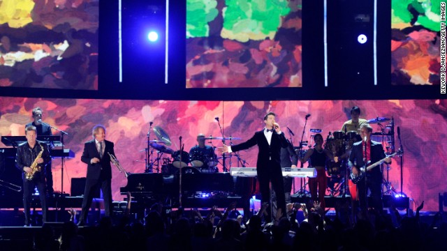 Robin Thicke performs a medley of hits with Chicago, one of the best-selling bands of the '70s.