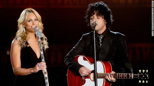 Miranda Lambert and Billie Joe Armstrong perform "When Will I Be Loved," a classic song written by Phil Everly of the Everly Brothers. The show took place at the Staples Center in Los Angeles.