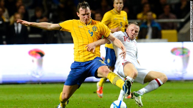 Kim Kallstrom in action for Sweden against England and he will now ply his trade in the English Premier League with Arsenal, who are battling Man City and Chelsea at the top for the title. 