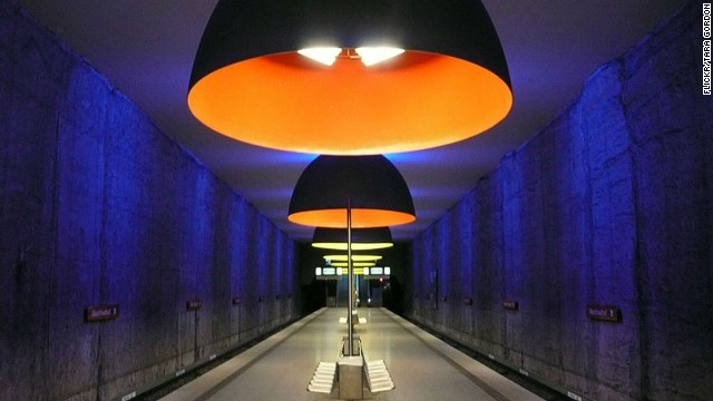 Enormous dome lights, bathing the platforms in haunting blue, red and yellow shades, make this otherwise ordinary little station roar. 