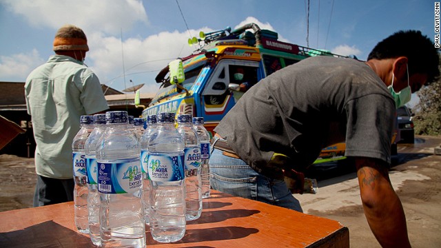 These two local men have made the best out of a worsening situation, setting up a water station in the middle of the road and selling water to anyone who comes past. Each bottle brings in around 75 cents.