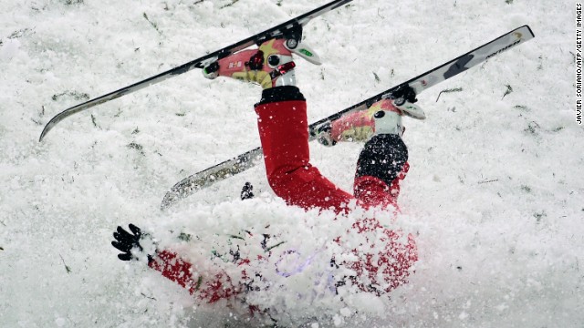 China's Li Nina crashes in women's aerials.