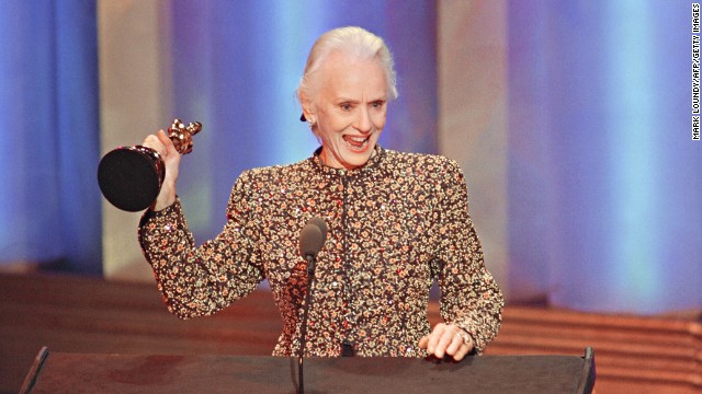 Jessica Tandy acknowledges applause after receiving the Oscar for her role in "Driving Miss Daisy."