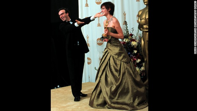 Actor Roberto Benigni presents Hilary Swank, who won the best actress Oscar for the film "Boys Don't Cry."