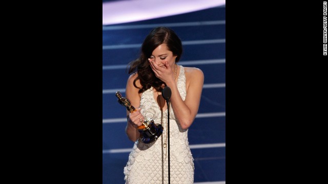 Marion Cotillard accepts the Oscar for her role in "La Vie en Rose." 