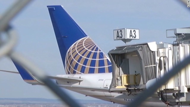 Turbulencia en vuelo causa que una mujer rompa el maletero del avión con la cabeza