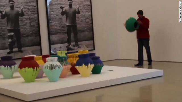 Artista destruye un jarrón de 1 millón de dólares como medida de protesta
