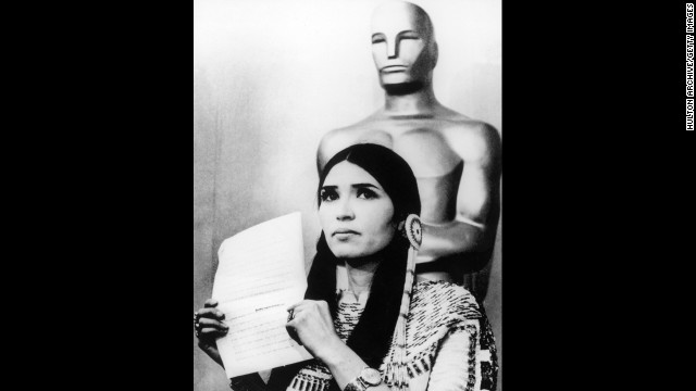 In 1973 Marlon Brandon refuses the best actor Oscar for his role in "The Godfather" by sending Sacheen Littlefeather (Native American actress Maria Cruz) to read his written statement.