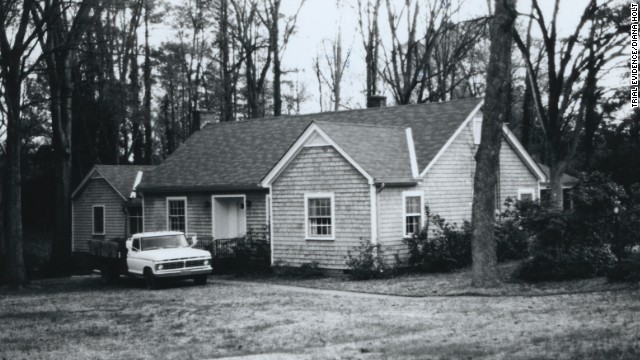 In January 1982, Edwards' longtime friend and neighbor Jimmy Holloway let himself into her house after noticing newspapers piling up in the driveway. Holloway, a Greenwood city councilman, called police and told them he had found Edwards' body. He also pointed out Elmore, a semi-literate handyman, as a possible suspect.