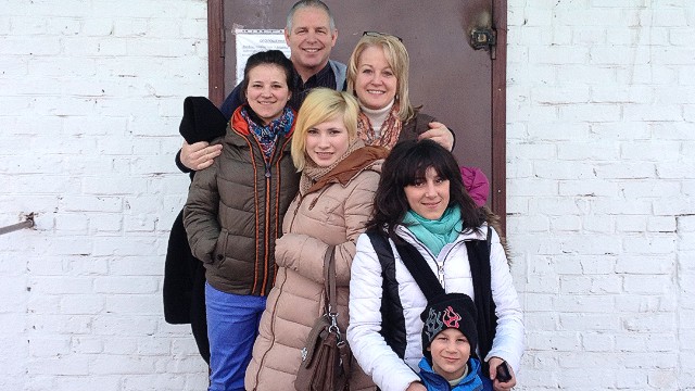 American couple stuck in Ukraine after adopting four orphans: "I could see the glow of fire"