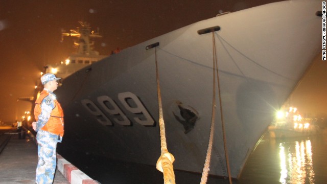 The Chinese navy warship Jinggangshan prepares to leave Zhanjiang Port early on March 9 to assist in search-and-rescue operations for the missing Malaysia Airlines flight. The Jinggangshan, an amphibious landing ship, is loaded with lifesaving equipment, underwater detection devices and supplies of oil, water and food.