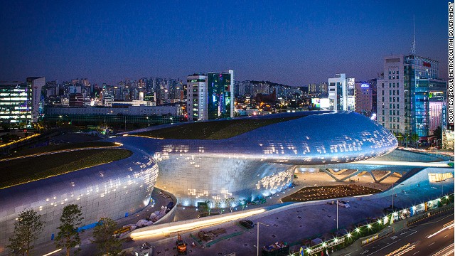 The new cultural center will host events throughout the year and remain open 24 hours to accommodate nighttime tourists. The Dongdaemun district is famous for late-night shopping. 