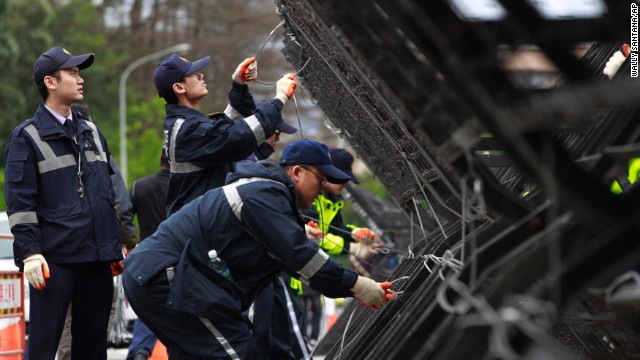 Police install barricades to block protesters from moving toward the Presidential Building in Taipei, Taiwan, on March 21.