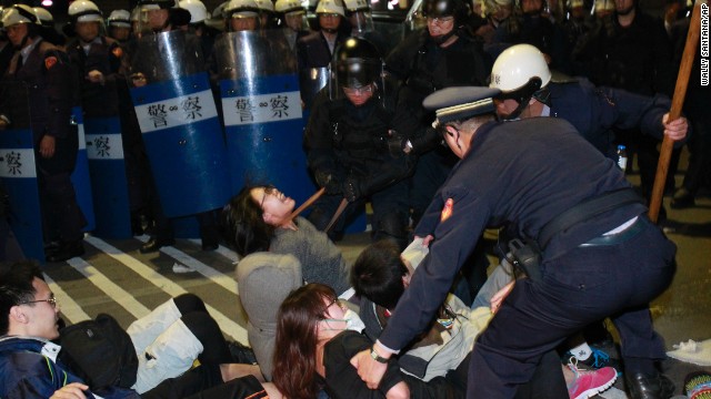 Students are removed by police after storming government buildings in Taipei on March 24.