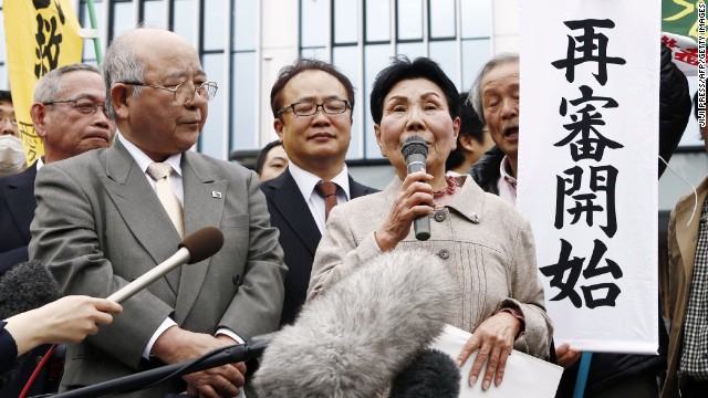 Hideko Hakamada, Iwao's elder sister, speaks to his supporters outside the Shizuoka District Court on March 27 in Shizuoka, Japan.