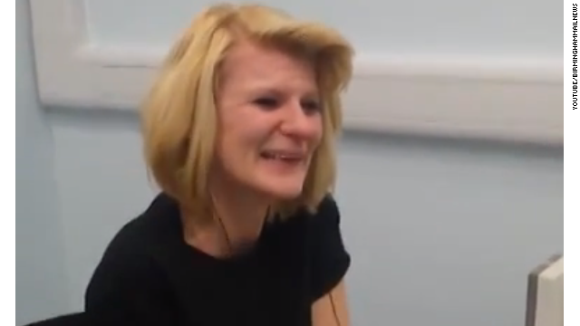 Conmovedor video de una mujer sorda que oye por primera vez en su vida