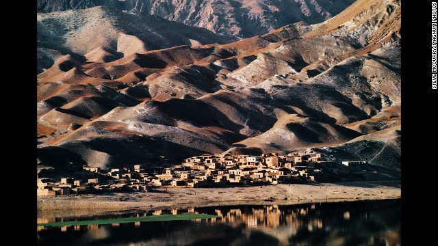 A village between Sarobi and Kabul, 1992.