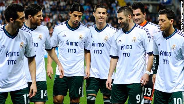 Vilanova's battle against cancer inspired support from the sporting world. In this photograph Real Madrid players show their support before a league game in 2012.