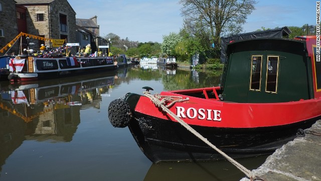 Now many narrowboats are converted homes, offering an unusual oasis in the heart of the city. "I like the idea of being in a town but still moving around," says Sandra Reddin, who bought a $124,000 houseboat earlier this year.