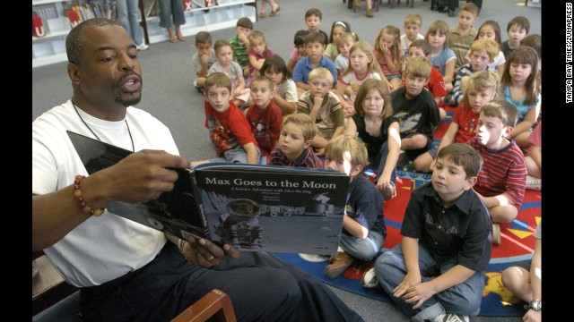 Burton reads to elementary school students in Land O' Lakes, Florida, in 2005.