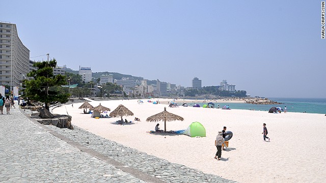 Shirahama -- which means white sand in Japanese -- has just that. A long, blindingly pearly beach filled with sand imported from Australia. 