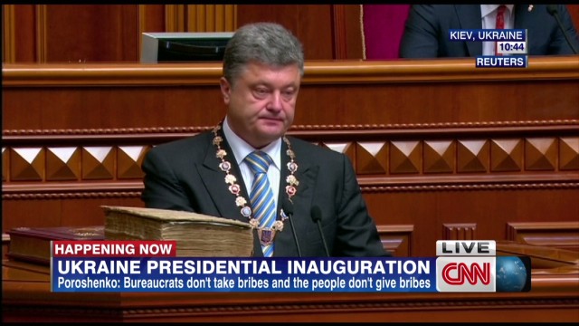 Poroshenko asume como presidente con la promesa de defender Ucrania