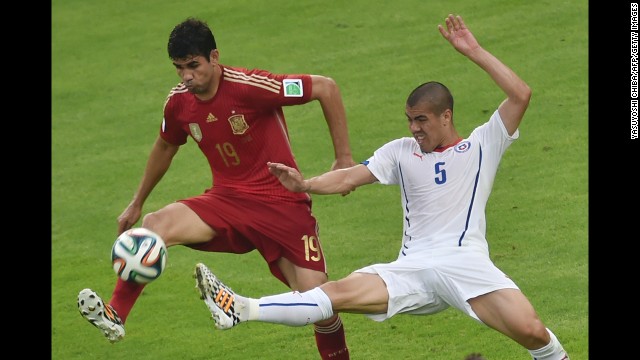 Francisco Silva tries to knock the ball away from Diego Costa.