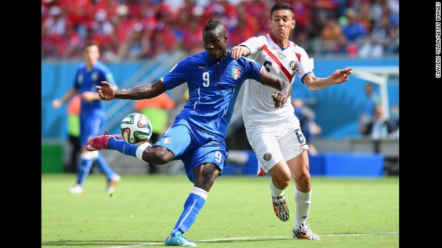 Balotelli attempts a shot as Oscar Duarte gives chase.