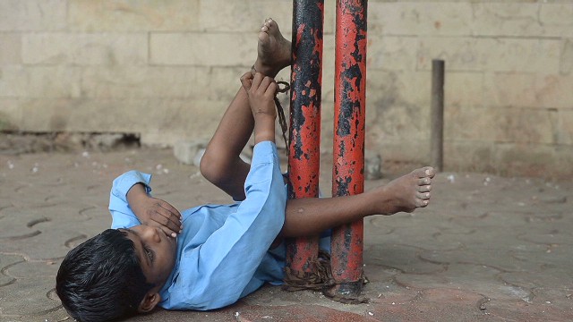 Nueva vida para un niño hindú discapacitado que vivía atado en una estación de buses