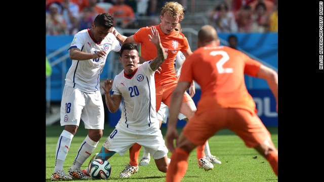 Chile defender Gonzalo Jara, left, and midfielder Charles Aranguiz compete with Netherlands defender Daley Blind.