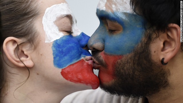 Russian supporters kiss ahead of the match between Algeria and Russia.