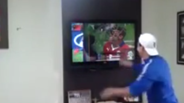 Aficionado estresado destroza su televisor en el Brasil-Chile y el video es un éxito