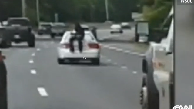 Un hombre "colgando" en un auto en plena autopista impacta a los conductores