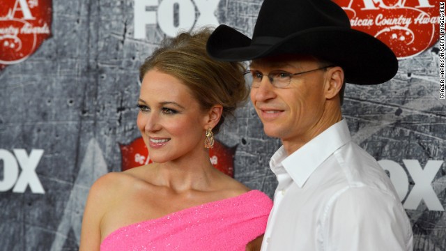 On July 2, Jewel announced that she and husband Ty Murray had split up. <a href='http://www.jeweljk.com/articles.html?n_id=1663' target='_blank'>In a lengthy blog post</a>, the folk singer/songwriter explained that she and her husband of six years had decided to get a divorce, choosing to "release each other" with love so that they "may take on our new form: dear friends and devoted co-parents of our beloved son Kase."